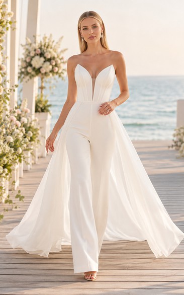 Weißer, trägerloser Hochzeitsjumpsuit mit Tüll-Überrock und Schleppe