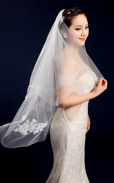 Simple Short Fingertip Wedding Veil with Appliques