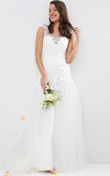 A-Line Appliqued Floor-Length Sleeveless Bateau-Neck Tulle Wedding Dress With Pleats