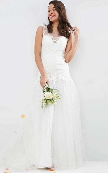A-Line Appliqued Floor-Length Sleeveless Bateau-Neck Tulle Wedding Dress With Pleats