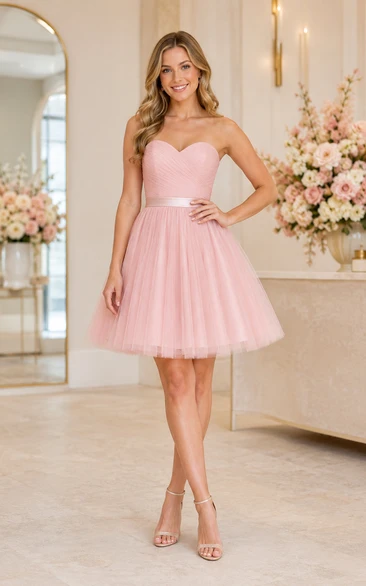 Vestido corto de tul rosa perla sin tirantes de talla grande para fiesta de graduación con corpiño de escote corazón.