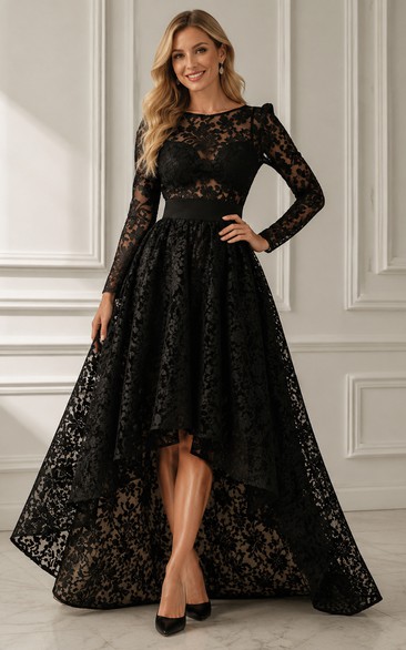 Robe de bal spectaculaire en dentelle damassée noire asymétrique.
