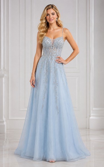 Vestido de fiesta azul cielo de tul con tirantes finos y corte en A, con corpiño adornado con apliques de cuentas.
