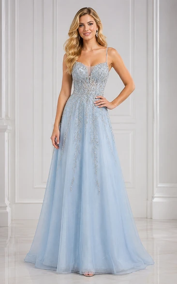 Vestido de fiesta azul cielo de tul con tirantes finos y corte en A, con corpiño adornado con apliques de cuentas.