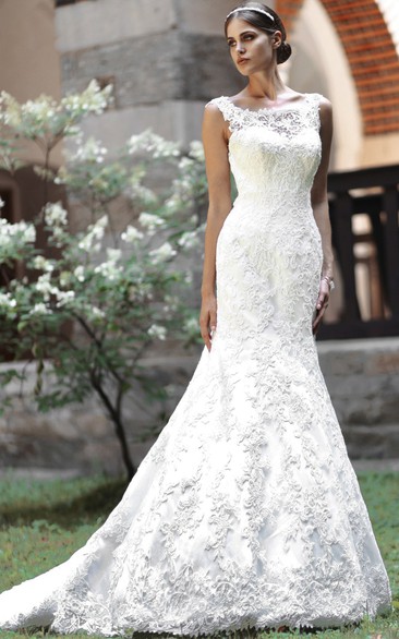 Trumpet Appliqued Floor-Length Scoop-Neck Lace Wedding Dress