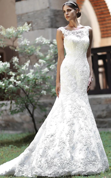 Trumpet Appliqued Floor-Length Scoop-Neck Lace Wedding Dress