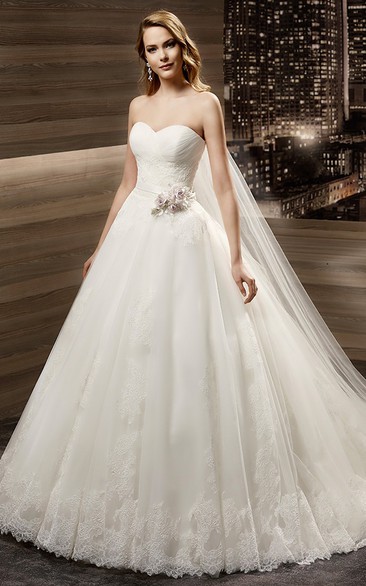 Sweetheart Open-back A-line Wedding Dress with Flowers Waist and Brush Train