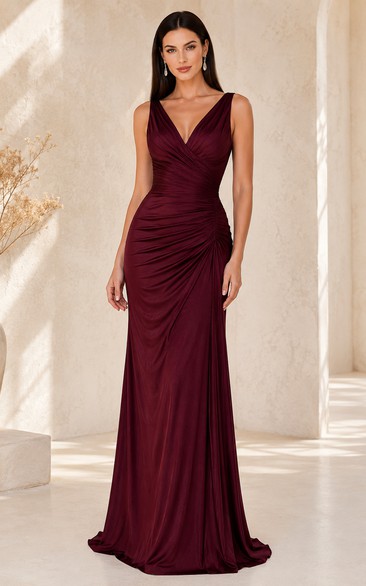 Vestido formal de talla grande color burdeos con escote en V, fruncido y falda drapeada.