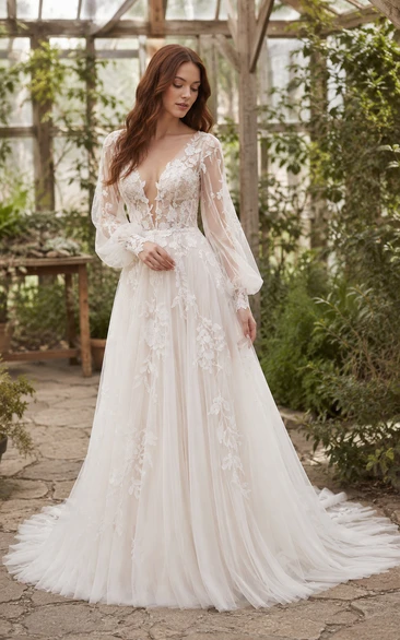 Vestido de novia de encaje con corte en A, mangas largas de estilo poeta y cola de capilla.
