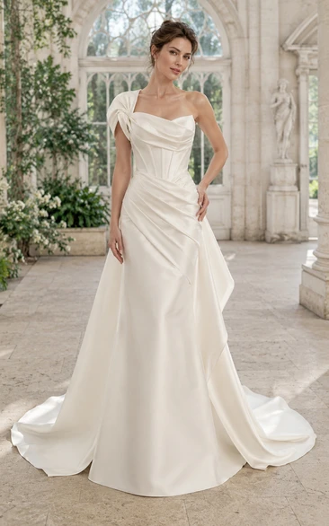 Vestido de novia de satén color marfil con un solo hombro y drapeado.