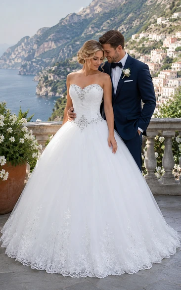 Vestido de gala con escote corazón, pliegues acampanados, apliques de cuentas, cola de flores, cremallera, cierre de cordones en la espalda, gasa, tul, encaje, lentejuelas, organza, satén y tafetán.