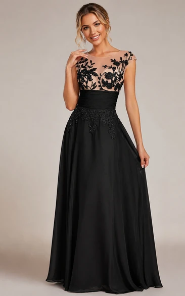 Vestido de corte A con mangas cortas, apliques y abertura en forma de ojo de cerradura.