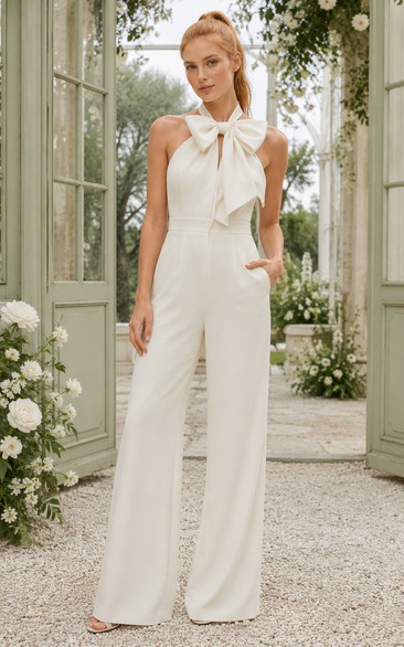 Weißer Braut-Jumpsuit mit Neckholder und Schleifenausschnitt