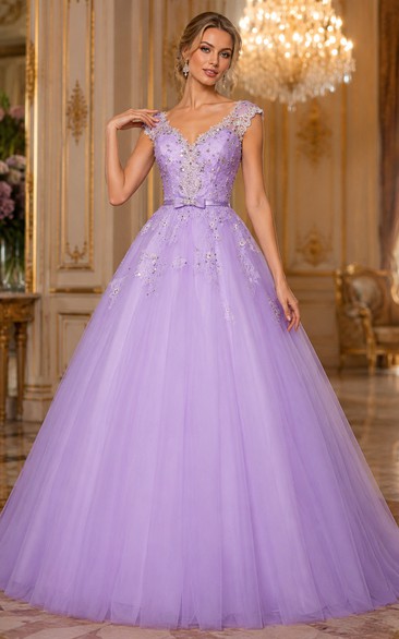 Vestido de gala largo hasta el suelo con escote en V, capota acampanada, pedrería, corpiño floral, espalda de tul, encaje y lentejuelas.