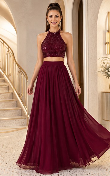 Robe de soirée deux pièces bordeaux en mousseline, coupe trapèze, dos nu, avec haut court orné de perles