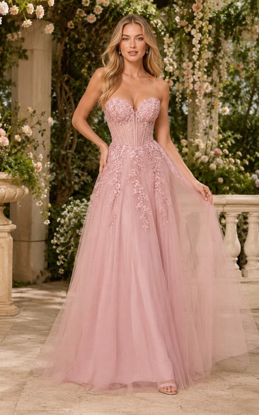 Robe de bal rose poudré en tulle, coupe trapèze, ornée d'appliqués de dentelle et d'un bustier sans bretelles