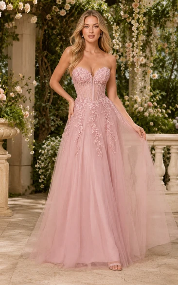 Vestido de fiesta de corte A en tul rosa empolvado con apliques de encaje y corpiño sin tirantes.