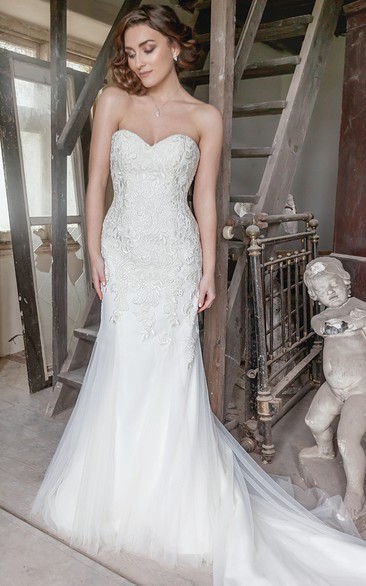 Sweetheart Floor-Length Appliqued Tulle Wedding Dress With Court Train