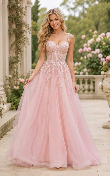 Vestido formal de tul rosa palo con tirantes finos y corte en A, con apliques de encaje, ideal para damas de honor, invitadas a bodas y recepciones formales.