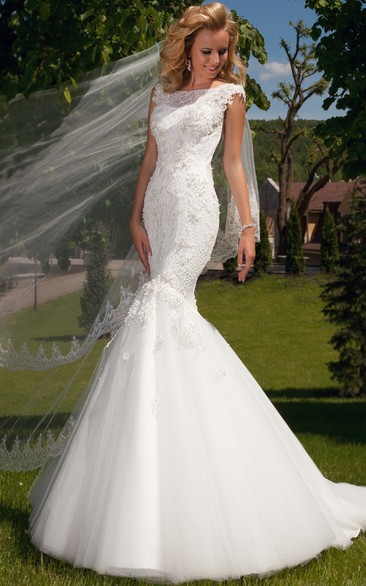 Trumpet Floor-Length Sleeveless Scoop-Neck Lace Wedding Dress With Appliques And Illusion
