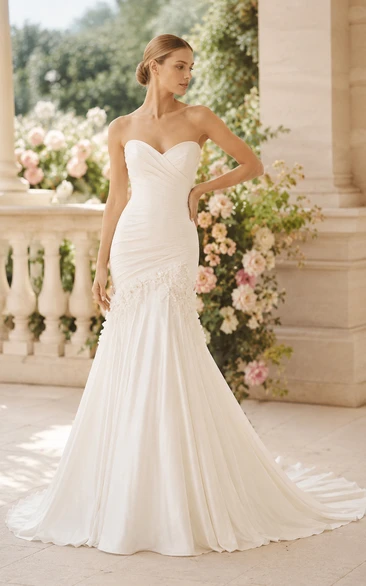 Robe de mariée sirène sans bretelles avec corsage froncé et ourlet évasé