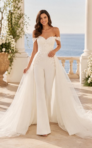 Weißer schulterfreier Braut-Jumpsuit aus Spitze mit Tüllschleppe