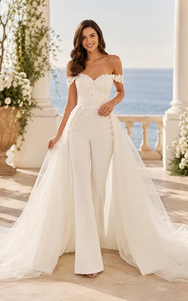 Weißer schulterfreier Braut-Jumpsuit aus Spitze mit Tüllschleppe