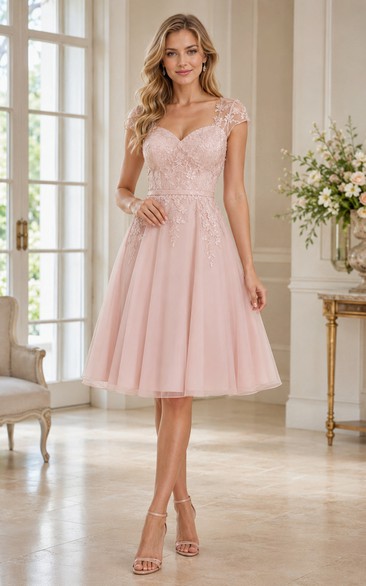 Robe de cocktail trapèze en tulle rose poudré, longueur genou, avec manches illusion en dentelle