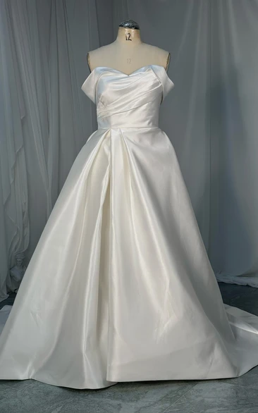 Schulterfreies, hochgeschlossenes Brautkleid im Prinzessinnenstil aus Satin mit Schlitz