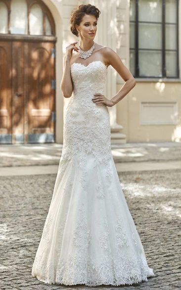 Sheath Floor-Length Sweetheart Appliqued Sleeveless Lace Wedding Dress