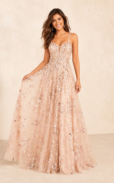 Robe de soirée trapèze en tulle rose poudré pailleté ornée d'appliqués floraux.