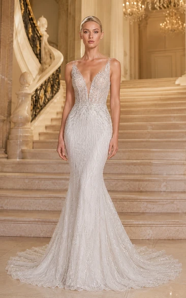 Vestido de novia de encaje color marfil con escote en V y espalda baja, estilo sirena.
