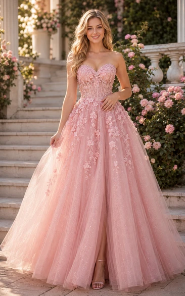 Robe de bal rose poudré en tulle, coupe trapèze, ornée d'appliqués floraux et fendue, idéale pour les demoiselles d'honneur, les invitées de mariage et les réceptions formelles.