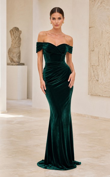 Vestido sirena de terciopelo verde oscuro con hombros descubiertos y corpiño drapeado.