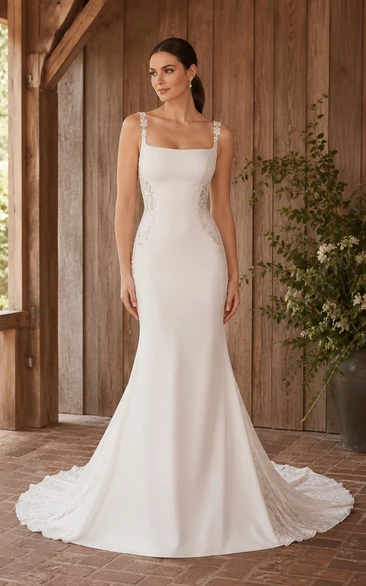 Robe de mariée sirène en satin, col carré, bretelles et traîne.