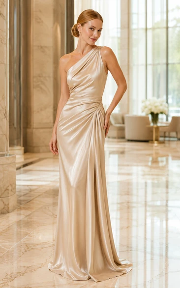Robe de soirée fourreau asymétrique en satin champagne, drapée sur le côté et traîne.