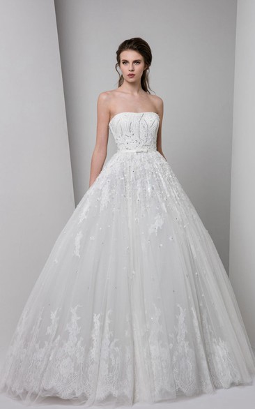 Ball-Gown Sleeveless Strapless Appliqued Long Tulle Wedding Dress With Pleats And Beading