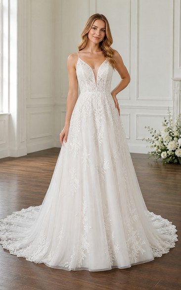 Robe de mariée trapèze en dentelle avec bretelles en V et traîne chapelle