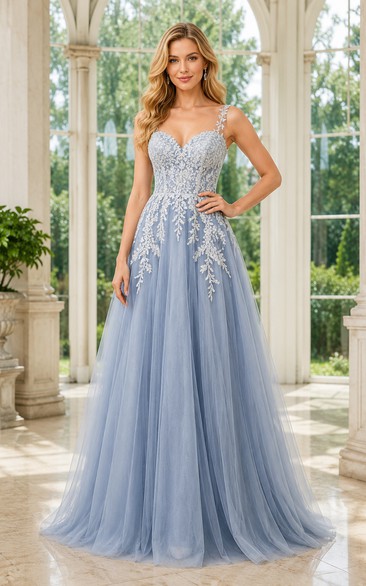 Vestido formal de corte A de tul azul pizarra con tirantes finos y apliques de encaje blanco para graduación.