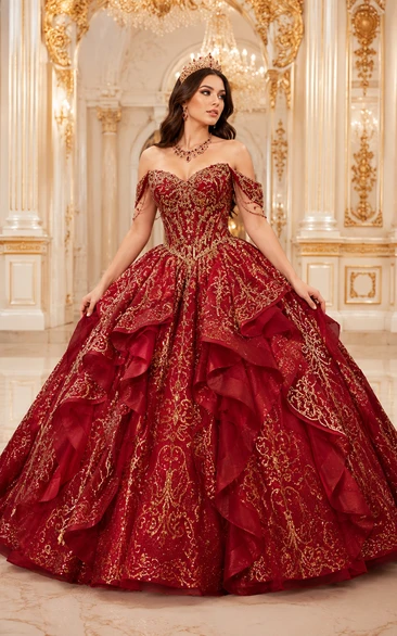 Vestido de quinceañera de gala bordado en rojo y dorado con falda escalonada