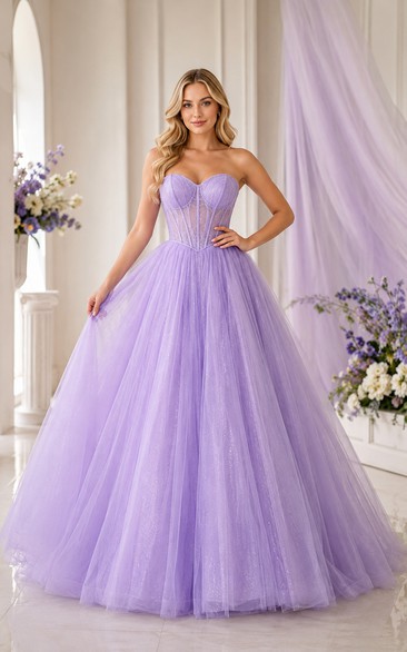 Lavendelfarbenes, trägerloses Tüll-Ballkleid mit Korsett-Oberteil für den Abschlussball