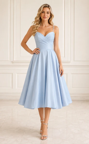 Vestido de fiesta de graduación azul cielo de satén con tirantes finos y corte en A, largo hasta la rodilla.