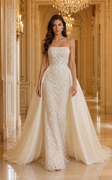 Robe de mariée fourreau en dentelle avec décolleté bustier et surjupe amovible