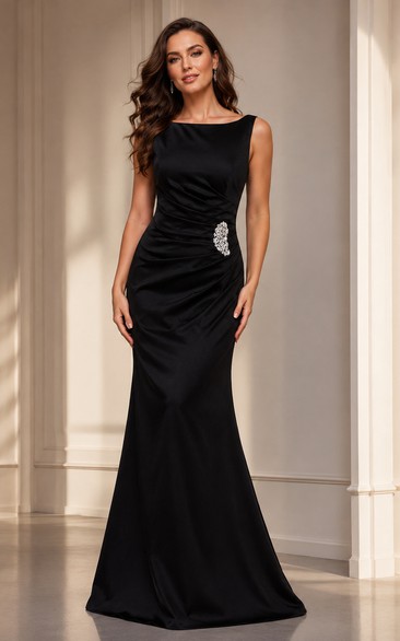 Vestido de satén con escote barco y mangas cortas, adornado con pedrería.