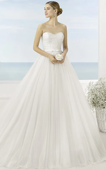 Ball Gown Strapless Floor-Length Tulle Wedding Dress With Beading And Court Train
