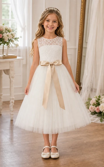 Robe de demoiselle d'honneur blanche sans manches à col rond et ourlet arrondi, coupe trapèze, en tulle, nœud et dos nu.