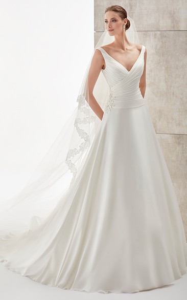 Sweetheart Pleating Satin Wedding Dress With Side Appliques And Brush Train