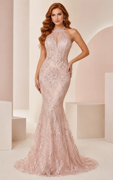 Vestido formal de sirena rosa rubor con escote halter, abalorios, escote en V profundo y espalda descubierta.