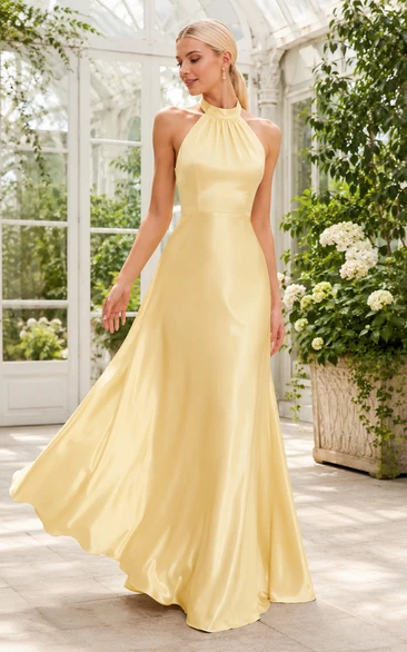 Vestido formal de satén color narciso con escote halter, corte en A, cuello alto y falda hasta el suelo.