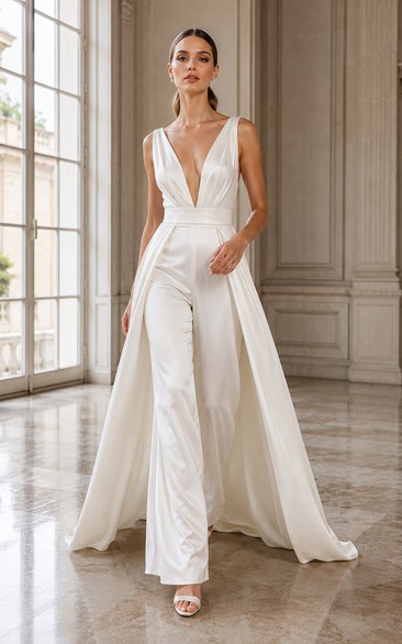 Combinaison de mariée à décolleté plongeant et traîne amovible en mousseline